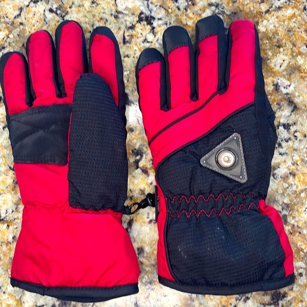 Black and red Thermosoft kid’s gloves